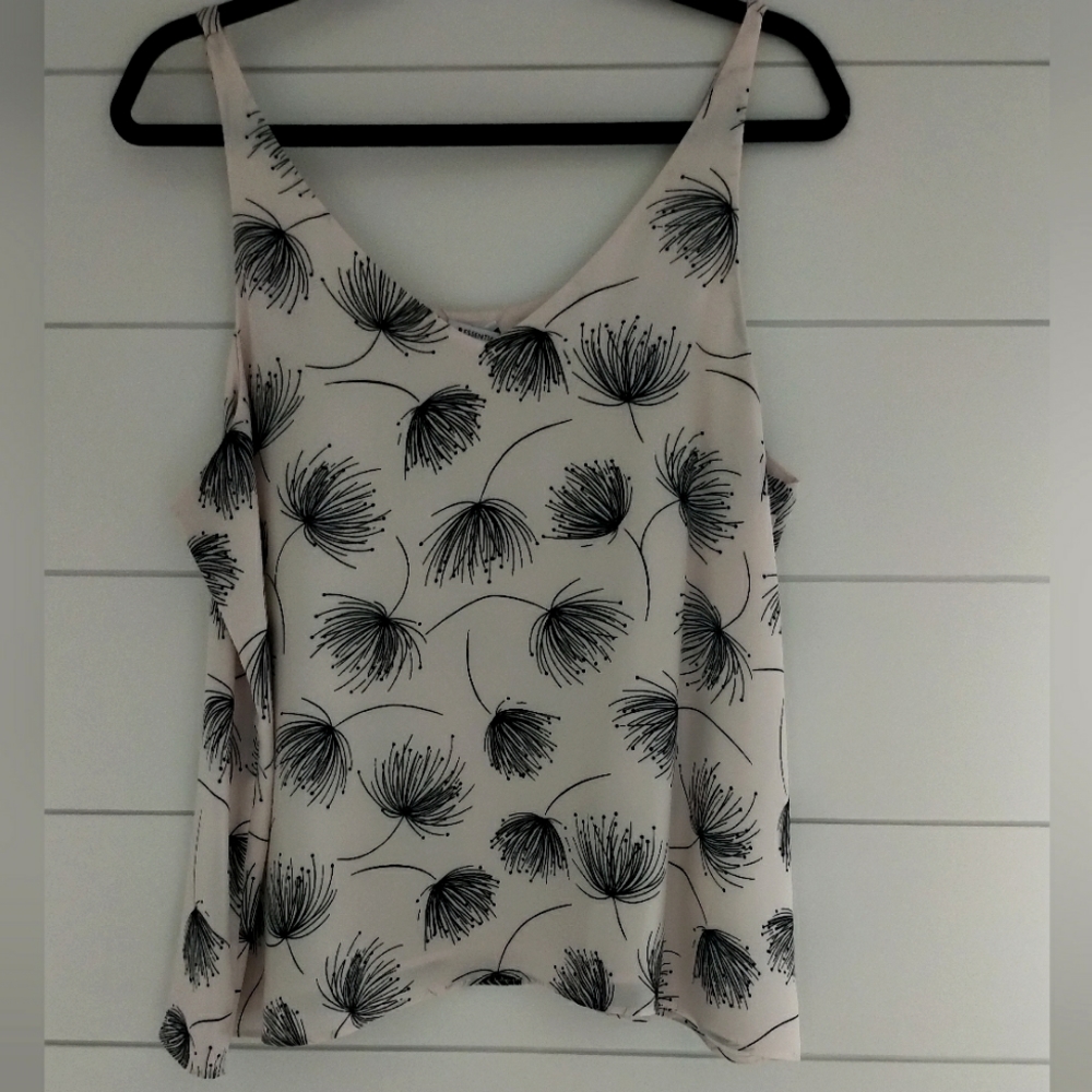 Reitmans V-neck fully lined sleeveless tank